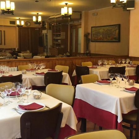 Hostal Montana Alins Buitenkant foto