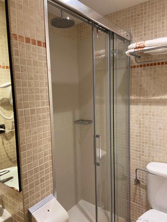Hostal Montana Alins Buitenkant foto