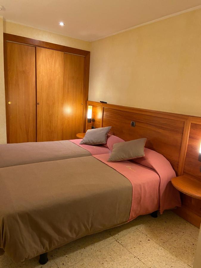 Hostal Montana Alins Buitenkant foto