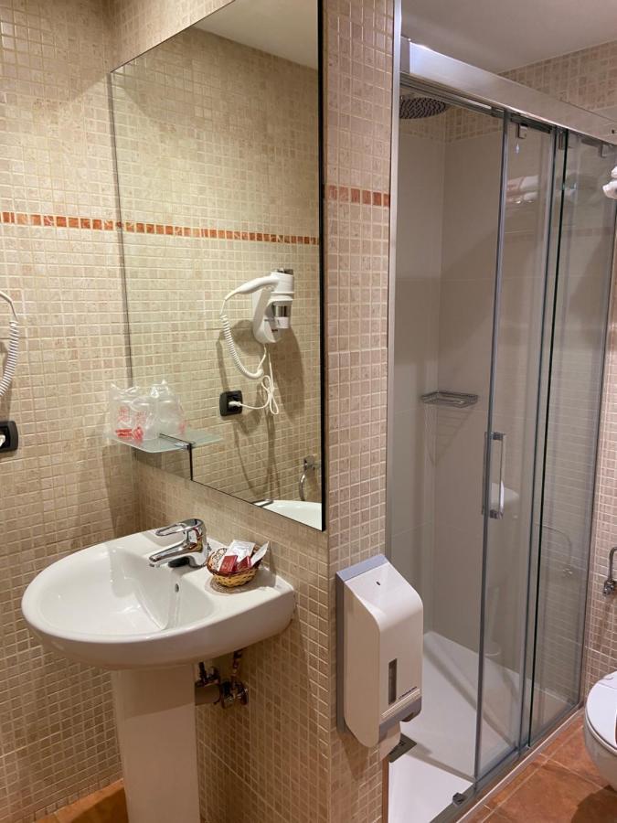 Hostal Montana Alins Buitenkant foto