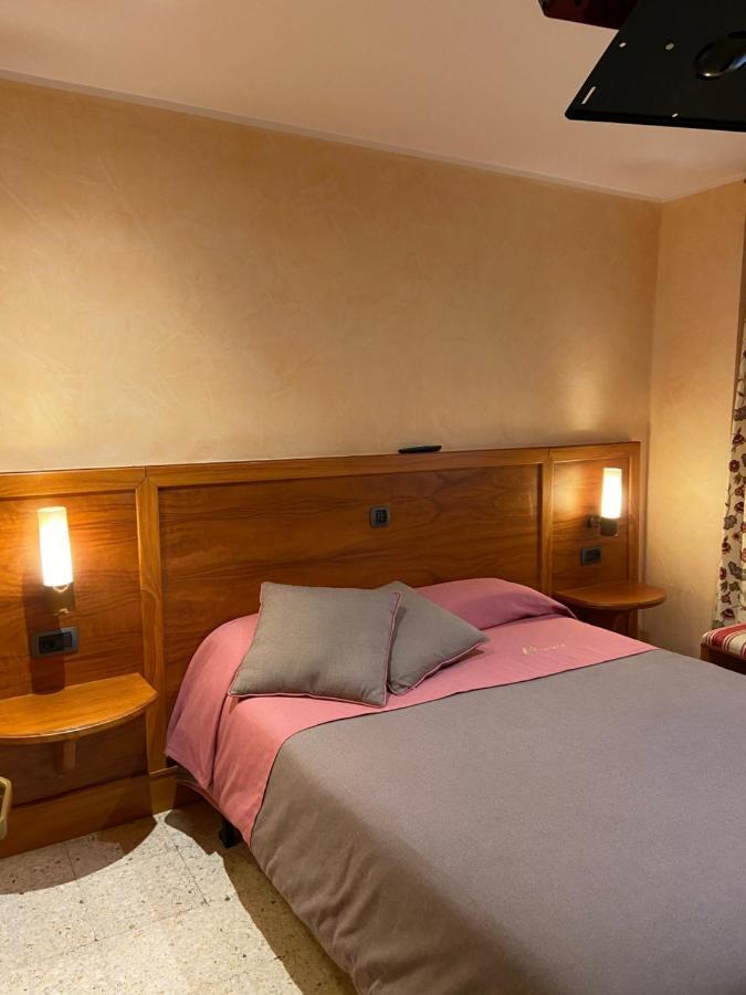 Hostal Montana Alins Buitenkant foto