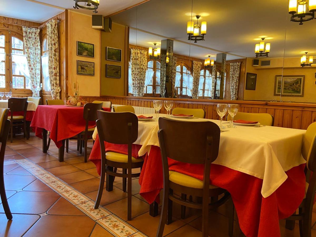 Hostal Montana Alins Buitenkant foto