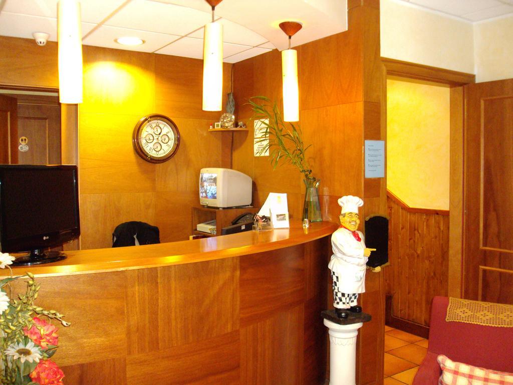 Hostal Montana Alins Buitenkant foto