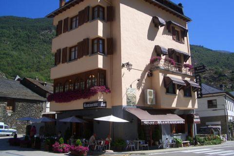 Hostal Montana Alins Buitenkant foto