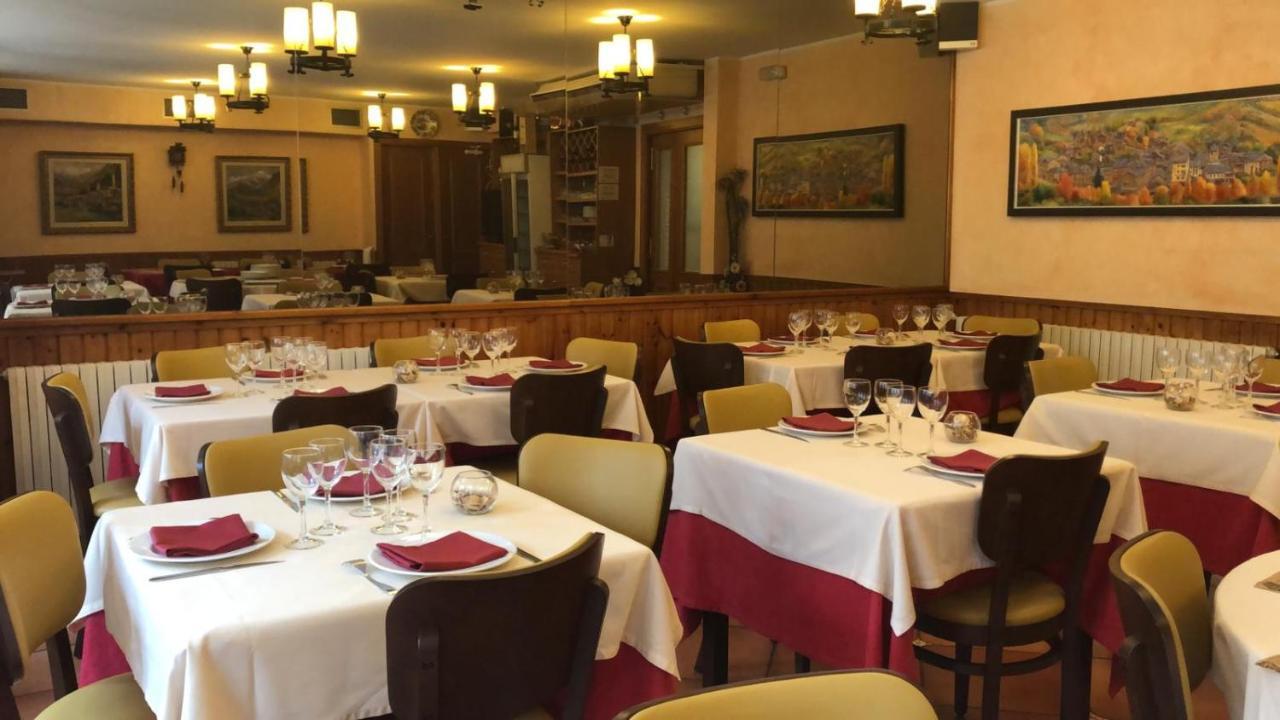 Hostal Montana Alins Buitenkant foto